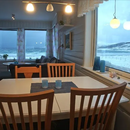 Feriehus Arctic Beachfront Karlsøy